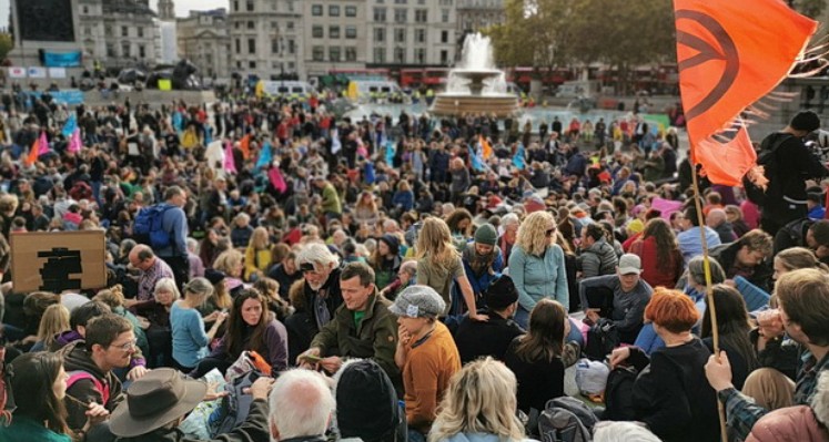 Large group assembly in Trafalgar Square